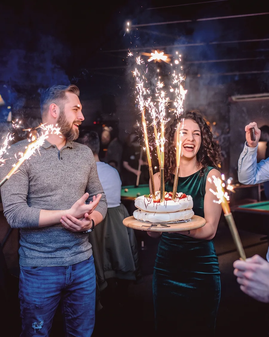 Urodziny w Pictures: tort z zimnymi ogniami i goście wokół jubilata